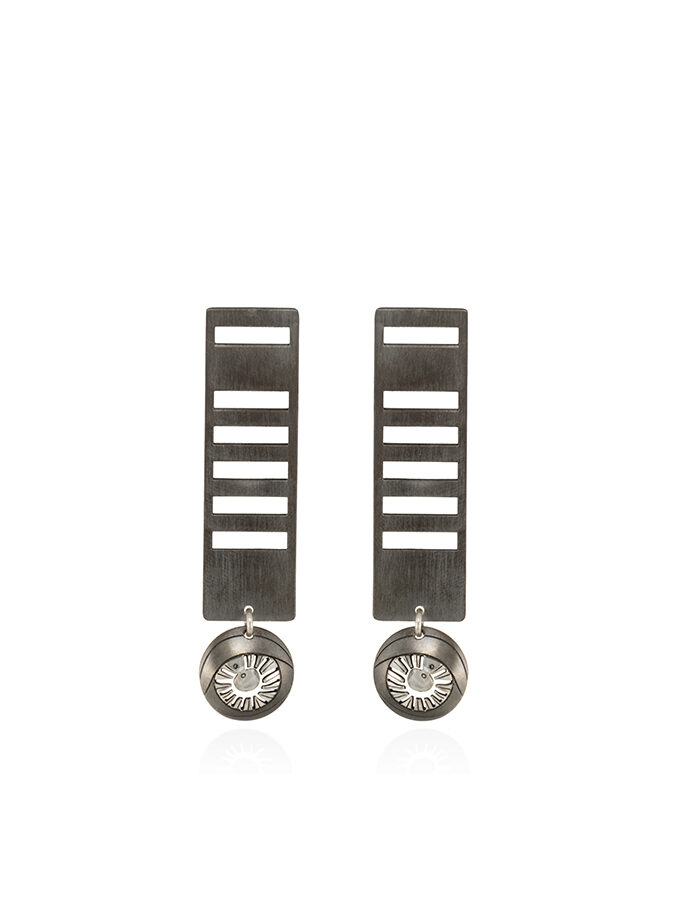 LONG STUD EARRINGS SMALL BULL EYE